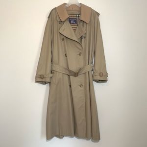 Burberry’s Men’s Classic Trench coat, 46R